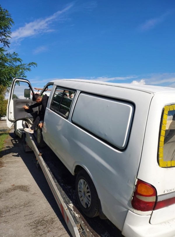 Pes dedirten görüntü! Kapalı kasa kamyoneti okul servisine çevirmiş...